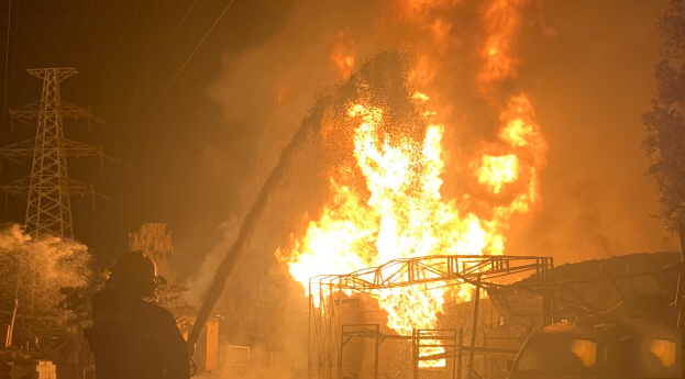 廣州增城一油罐起火，罐體內約5噸汽油，現場燃燒火光沖天